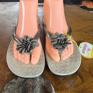 Vionic Floral Embellished Toe Post Orthaheel Technology Sandals size 7 / 38
